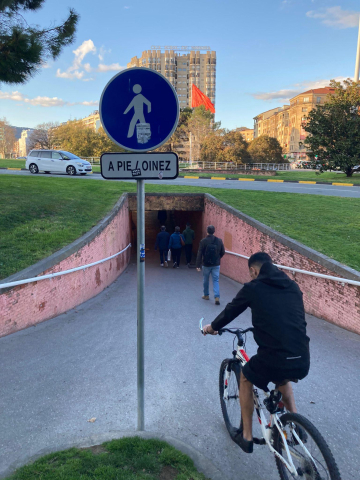 Los ciclistas en la Plaza de los Fueros de Pamplona no entienden las señales. /