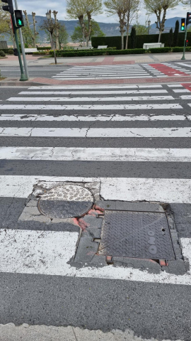 El firme amenaza con hundirse en la Baja Navarra; al fondo, el monumento al Doctor Huarte. Las villavesas no pueden dejar de pisarlo y se hunde, con un ruido considerable. /