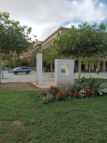Monumento a los tres Burgos, en la plaza del Castillo.