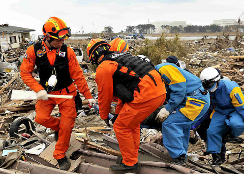 Labores de rescate y reconstrucción en Japón