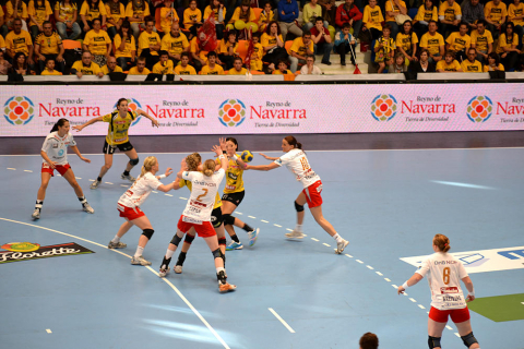 Jugadoras del Itxako y del Larvik disputan la vuelta de la final de la Liga de Campeones femenina en el pabellón pamplonés Anaitasuna