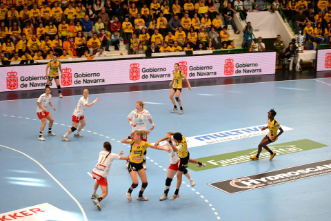 Jugadoras del Itxako y del Larvik disputan la vuelta de la final de la Liga de Campeones femenina en el pabellón pamplonés Anaitasuna