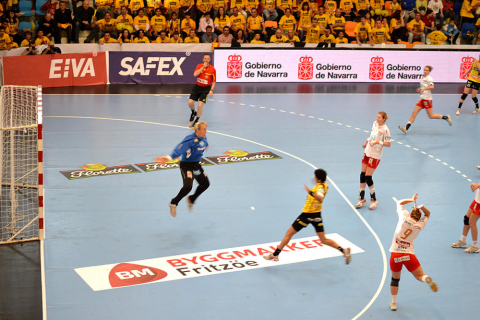 Jugadoras del Itxako y del Larvik disputan la vuelta de la final de la Liga de Campeones femenina en el pabellón pamplonés Anaitasuna
