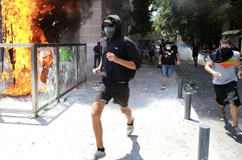 Durante el primer día de huelga general en Grecia, varias personas fueron detenidas tras protagonizar enfrentamientos con la Policía. Los principales sindicales griegos convocaron una huelga general para el 28 y 29 de junio en protesta por el paquete de austeridad que el  Gobierno heleno quiere sacar adelante para recibir ayuda financiera  de la UE y el FMI. 
