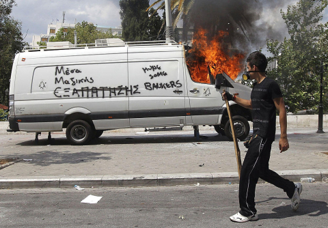 Durante el primer día de huelga general en Grecia, varias personas fueron detenidas tras protagonizar enfrentamientos con la Policía. Los principales sindicales griegos convocaron una huelga general para el 28 y 29 de junio en protesta por el paquete de austeridad que el  Gobierno heleno quiere sacar adelante para recibir ayuda financiera  de la UE y el FMI.