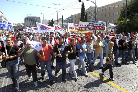 Durante el primer día de huelga general en Grecia, varias personas fueron detenidas tras protagonizar enfrentamientos con la Policía. Los principales sindicales griegos convocaron una huelga general para el 28 y 29 de junio en protesta por el paquete de austeridad que el  Gobierno heleno quiere sacar adelante para recibir ayuda financiera  de la UE y el FMI. 
