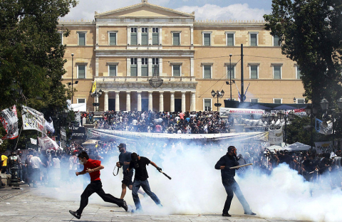 Durante el primer día de huelga general en Grecia, varias personas fueron detenidas tras protagonizar enfrentamientos con la Policía. Los principales sindicales griegos convocaron una huelga general para el 28 y 29 de junio en protesta por el paquete de austeridad que el  Gobierno heleno quiere sacar adelante para recibir ayuda financiera  de la UE y el FMI. 
