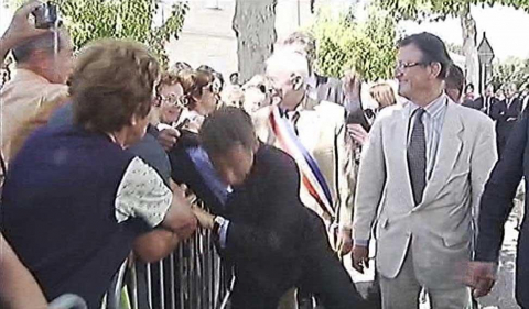 El presidente de Francia, Nicolas Sarkozy, fue agredido hoy durante una visita a la localidad de Brax (sur del país) al agarrarle un hombre por la solapa cuando caminaba junto a un grupo de ciudadanos. Las cadenas de televisión francesas difundieron el momento en que el hombre tiró bruscamente del traje de Sarkozy, lo hizo perder el equilibrio al presidente.