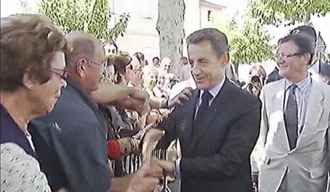 El presidente de Francia, Nicolas Sarkozy, fue agredido hoy durante una visita a la localidad de Brax (sur del país) al agarrarle un hombre por la solapa cuando caminaba junto a un grupo de ciudadanos. Las cadenas de televisión francesas difundieron el momento en que el hombre tiró bruscamente del traje de Sarkozy, lo hizo perder el equilibrio al presidente.