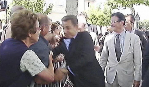 El presidente de Francia, Nicolas Sarkozy, fue agredido hoy durante una visita a la localidad de Brax (sur del país) al agarrarle un hombre por la solapa cuando caminaba junto a un grupo de ciudadanos. Las cadenas de televisión francesas difundieron el momento en que el hombre tiró bruscamente del traje de Sarkozy, lo hizo perder el equilibrio al presidente.