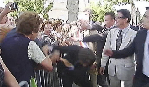 El presidente de Francia, Nicolas Sarkozy, fue agredido hoy durante una visita a la localidad de Brax (sur del país) al agarrarle un hombre por la solapa cuando caminaba junto a un grupo de ciudadanos. Las cadenas de televisión francesas difundieron el momento en que el hombre tiró bruscamente del traje de Sarkozy, lo hizo perder el equilibrio al presidente.