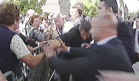 El presidente de Francia, Nicolas Sarkozy, fue agredido hoy durante una visita a la localidad de Brax (sur del país) al agarrarle un hombre por la solapa cuando caminaba junto a un grupo de ciudadanos. Las cadenas de televisión francesas difundieron el momento en que el hombre tiró bruscamente del traje de Sarkozy, lo hizo perder el equilibrio al presidente.
