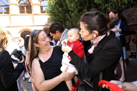 Reparto de pañuelos de fiestas de Santa Ana en Tudela a los niños nacidos en 2010.