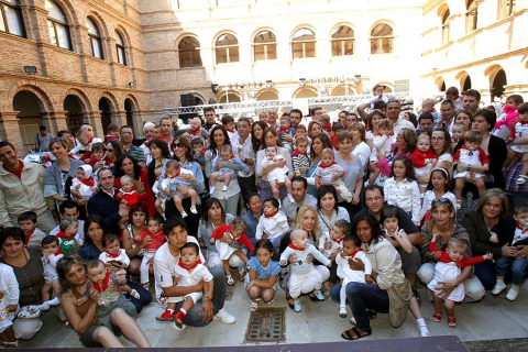 Reparto de pañuelos de fiestas de Santa Ana en Tudela a los niños nacidos en 2010.