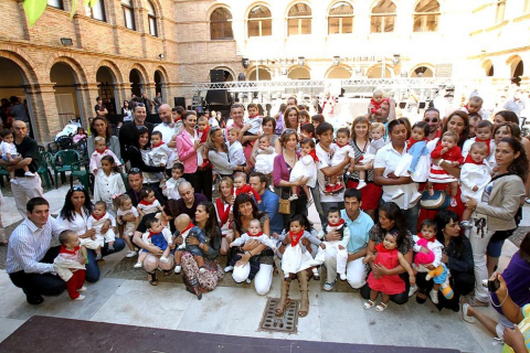 Reparto de pañuelos de fiestas de Santa Ana en Tudela a los niños nacidos en 2010.
