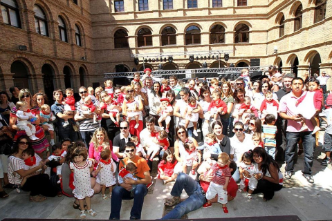 Reparto de pañuelos de fiestas de Santa Ana en Tudela a los niños nacidos en 2010.