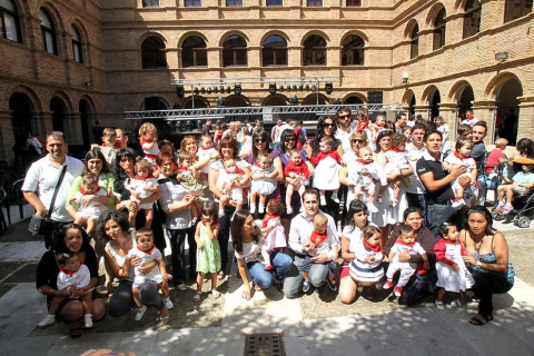 Reparto de pañuelos de fiestas de Santa Ana en Tudela a los niños nacidos en 2010.
