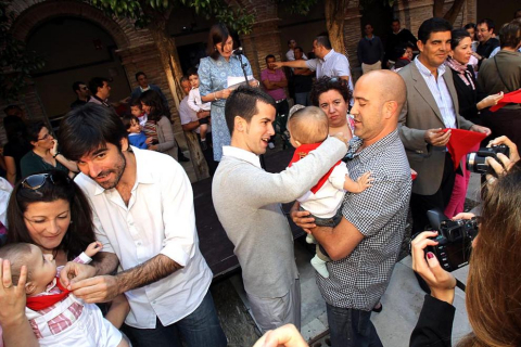 Reparto de pañuelos de fiestas de Santa Ana en Tudela a los niños nacidos en 2010.