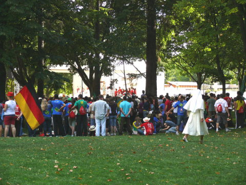 Celebración de la misa por el día de la Asunción en el Parque Antoniutti antes de la partida de jóvenes navarros y extranjeros hacia Madrid para participar en la Joranda Mundial de la Juventud.