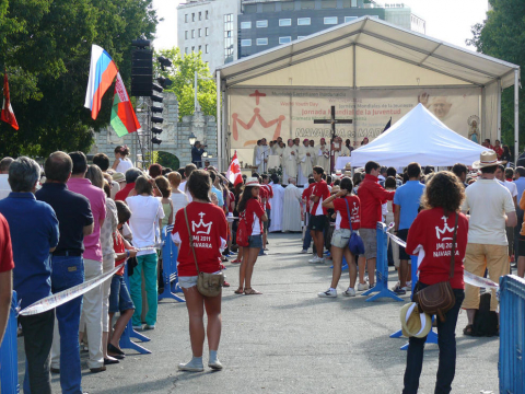 Celebración de la misa por el día de la Asunción en el Parque Antoniutti antes de la partida de jóvenes navarros y extranjeros hacia Madrid para participar en la Joranda Mundial de la Juventud.