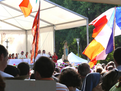 Celebración de la misa por el día de la Asunción en el Parque Antoniutti antes de la partida de jóvenes navarros y extranjeros hacia Madrid para participar en la Joranda Mundial de la Juventud.
