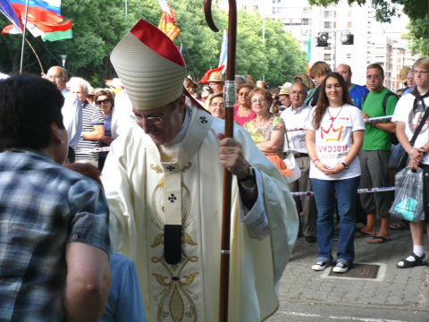 Celebración de la misa por el día de la Asunción en el Parque Antoniutti antes de la partida de jóvenes navarros y extranjeros hacia Madrid para participar en la Joranda Mundial de la Juventud.