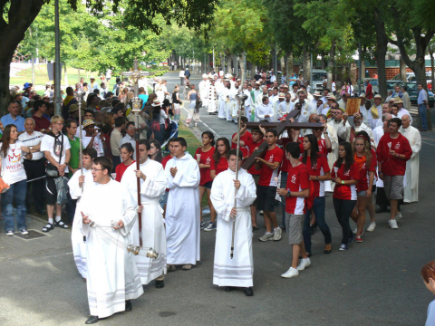 Celebración de la misa por el día de la Asunción en el Parque Antoniutti antes de la partida de jóvenes navarros y extranjeros hacia Madrid para participar en la Joranda Mundial de la Juventud.