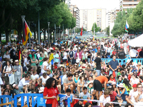 Celebración de la misa por el día de la Asunción en el Parque Antoniutti antes de la partida de jóvenes navarros y extranjeros hacia Madrid para participar en la Joranda Mundial de la Juventud.