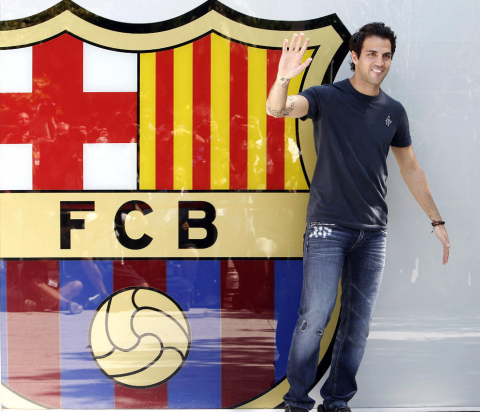 Cesc Fábegras ha pasado este lunes el reconocimiento médico, ha firmado su nuevo contrato y ha sido presentado como jugador del Barcelona en el Camp Nou ante 35.000 seguidores.