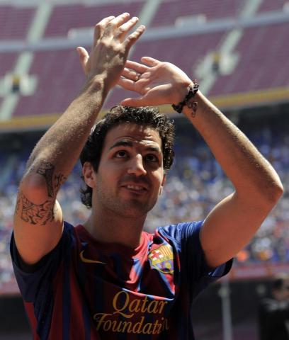 Cesc Fábegras ha pasado este lunes el reconocimiento médico, ha firmado su nuevo contrato y ha sido presentado como jugador del Barcelona en el Camp Nou ante 35.000 seguidores.