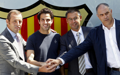 Cesc Fábegras ha pasado este lunes el reconocimiento médico, ha firmado su nuevo contrato y ha sido presentado como jugador del Barcelona en el Camp Nou ante 35.000 seguidores.