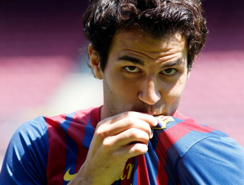 Cesc Fábegras ha pasado este lunes el reconocimiento médico, ha firmado su nuevo contrato y ha sido presentado como jugador del Barcelona en el Camp Nou ante 35.000 seguidores.