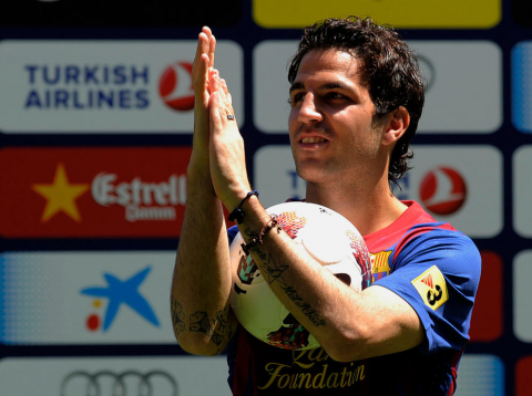 Cesc Fábegras ha pasado este lunes el reconocimiento médico, ha firmado su nuevo contrato y ha sido presentado como jugador del Barcelona en el Camp Nou ante 35.000 seguidores.