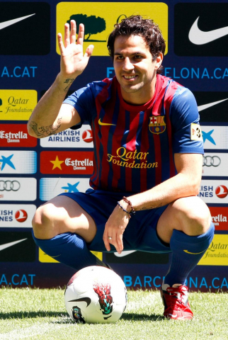 Cesc Fábegras ha pasado este lunes el reconocimiento médico, ha firmado su nuevo contrato y ha sido presentado como jugador del Barcelona en el Camp Nou ante 35.000 seguidores.