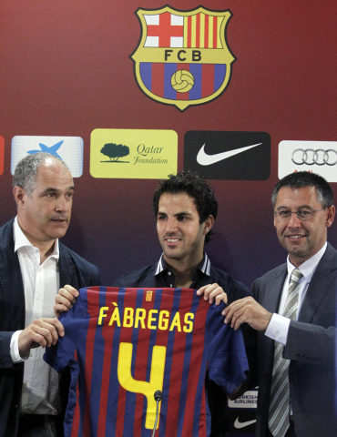 Cesc Fábegras ha pasado este lunes el reconocimiento médico, ha firmado su nuevo contrato y ha sido presentado como jugador del Barcelona en el Camp Nou ante 35.000 seguidores.