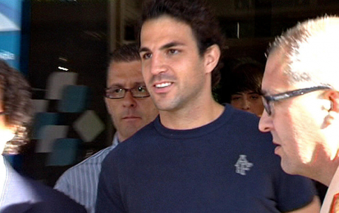 Cesc Fábegras ha pasado este lunes el reconocimiento médico, ha firmado su nuevo contrato y ha sido presentado como jugador del Barcelona en el Camp Nou ante 35.000 seguidores.