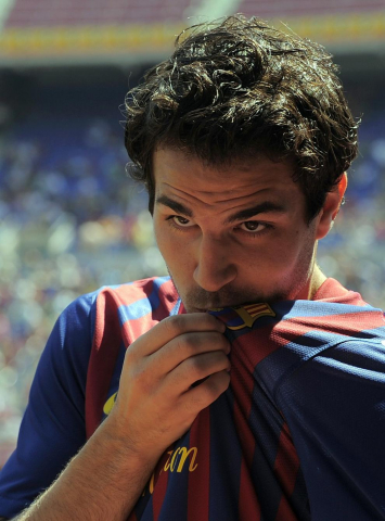 Cesc Fábegras ha pasado este lunes el reconocimiento médico, ha firmado su nuevo contrato y ha sido presentado como jugador del Barcelona en el Camp Nou ante 35.000 seguidores.