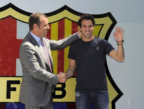 Cesc Fábegras ha pasado este lunes el reconocimiento médico, ha firmado su nuevo contrato y ha sido presentado como jugador del Barcelona en el Camp Nou ante 35.000 seguidores.