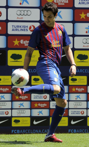 Cesc Fábegras ha pasado este lunes el reconocimiento médico, ha firmado su nuevo contrato y ha sido presentado como jugador del Barcelona en el Camp Nou ante 35.000 seguidores.
