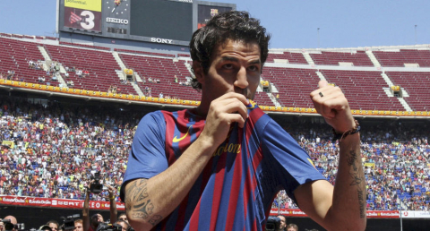 Cesc Fábegras ha pasado este lunes el reconocimiento médico, ha firmado su nuevo contrato y ha sido presentado como jugador del Barcelona en el Camp Nou ante 35.000 seguidores.