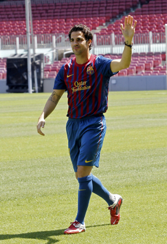Cesc Fábegras ha pasado este lunes el reconocimiento médico, ha firmado su nuevo contrato y ha sido presentado como jugador del Barcelona en el Camp Nou ante 35.000 seguidores.