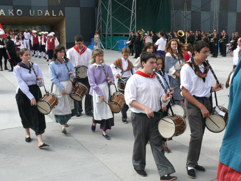Salida de gigantes, procesión y música por las calles durante las Fiestas de Burlada de 2011