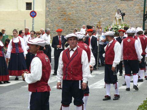 Salida de gigantes, procesión y música por las calles durante las Fiestas de Burlada de 2011