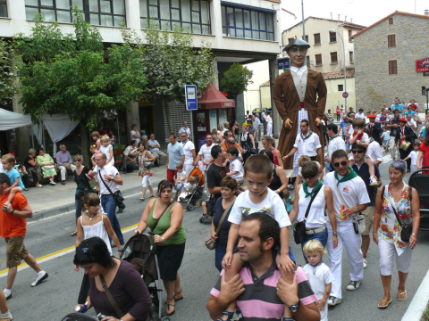 Salida de gigantes, procesión y música por las calles durante las Fiestas de Burlada de 2011