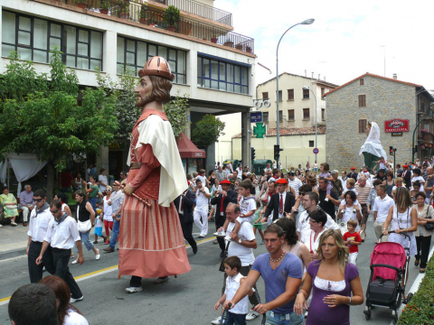 Salida de gigantes, procesión y música por las calles durante las Fiestas de Burlada de 2011