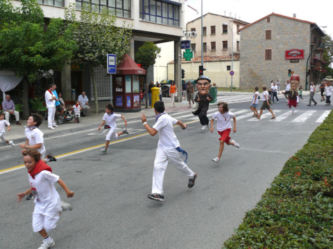 Salida de gigantes, procesión y música por las calles durante las Fiestas de Burlada de 2011