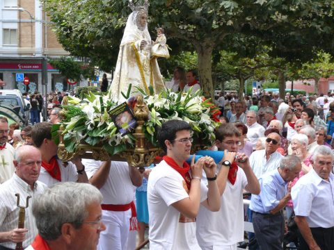 Salida de gigantes, procesión y música por las calles durante las Fiestas de Burlada de 2011