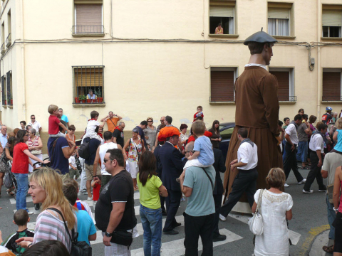 Salida de gigantes, procesión y música por las calles durante las Fiestas de Burlada de 2011