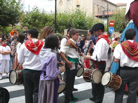 Salida de gigantes, procesión y música por las calles durante las Fiestas de Burlada de 2011