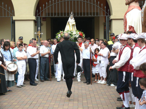 Salida de gigantes, procesión y música por las calles durante las Fiestas de Burlada de 2011